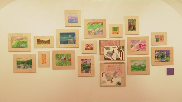 Autorka výstavi reflektuje krajinu regiónu Turiec. Spoznáva prírodný reliéf krajiny a línie horizontov prepisuje do drobných skíc a plánov