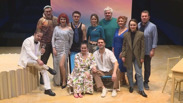 Čo znamená domov v dnešnom globalizovanom svete? Aj touto otázkou sa zaoberá autorská inscenácia režiséra Mariána Amslera