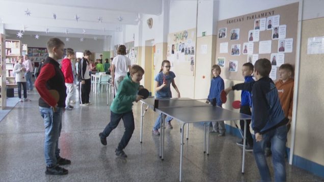 Deti z ,,Bernoláčky“ nosia do školy spolu s knihami aj pingpongovú loptičku a pálku. Na chodbe prebiehajú stolno-tenisové súboje
