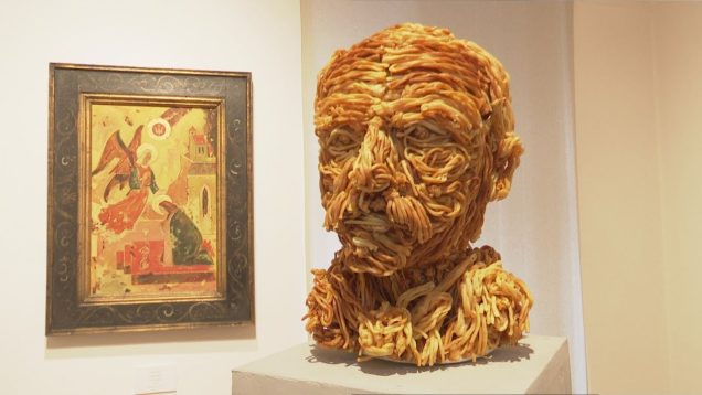 Diela z tradičných korbáčikov rozpletajú folklórny ornament. Stávajú sa novými cestičkami k našej histórii z vidieckeho prostredia