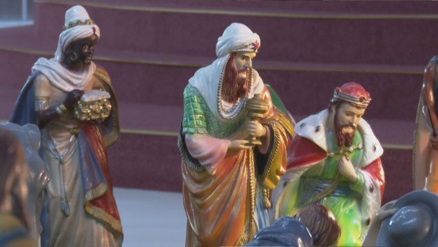 Kresťania si pripomínajú príchod mudrcov z východu. Témou sviatku je, že Boh zjavil svojho Syna všetkým národom