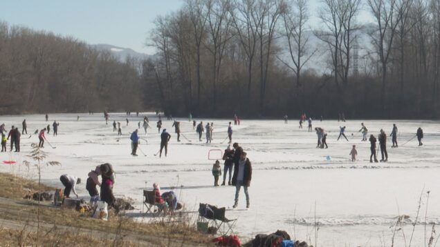 Zamrznuté jazero a ukážkové počasie prilákali desiatky korčuliarov