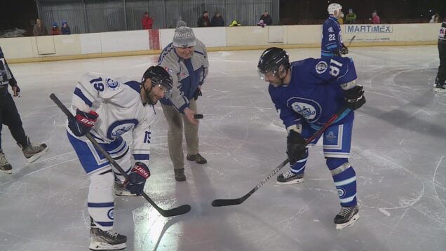 Bývalí martinskí hokejisti, ktorí aj po skočení aktívnej kariéry zostali ukážkovou partiou, sa opäť po roku stretli v zápase pod holým nebom. Zabavili, potešili a pomohli