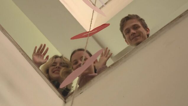 Chodby Gymnázia Viliama Paulinyho-Tótha boli ozdobené srdiečkami, v telocvični prebiehal volejbalový turnaj a nechýbala ani valentínska pošta, plná milých odkazov