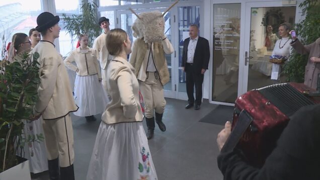 Členovia FS Turiec spríjemnili utorok pracovníkom mestského úradu a okrem voňavých šišiek tam priniesli posolstvo radosti a veselosti