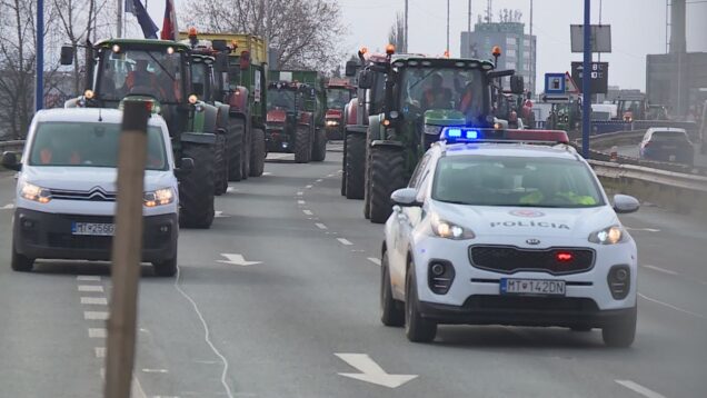Protestovali aj farmári z Turca. Ťažká technika ochromila verejnú dopravu, regulovala ju polícia