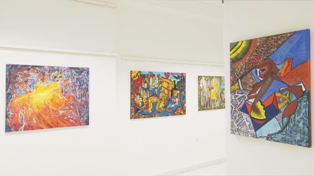 Výtvarník Miloslav Raček pomenoval výstavu svojich farebných obrazov šalamúnsky – „Obrazy bez názvu“. Každý tak má možnosť dať im názov podľa vlastnej fantázie