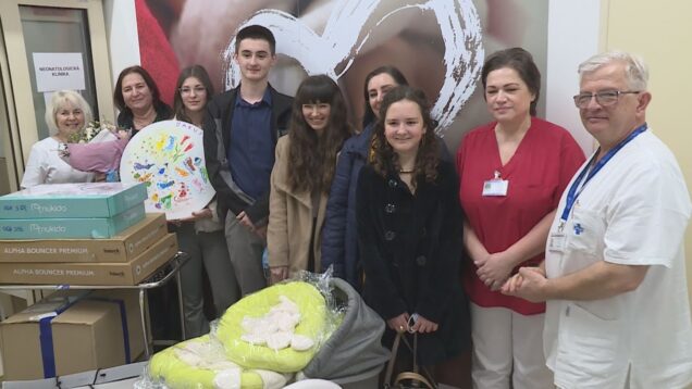 Žiaci zo ZŠ s MŠ Hurbanova vedia nielen prijímať, ale aj veľkoryso dávať. V utorok prišli osobne do Neonatologickej kliniky UNM, aby obdarovali maličké bábätká