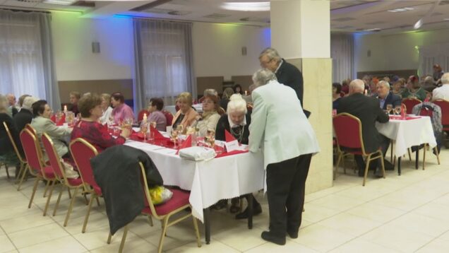 Zvyky a tradície, spev i tanec a aj milé stretnutia zažilo 150 seniorov na fašiangovej zábave