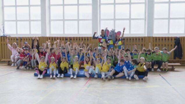 Svetový šampión a tréner Vladimír Moravčík chce motivovať deti k športu. V rámci projektu Tréneri v škole zatraktívňuje hodiny telesnej výchovy