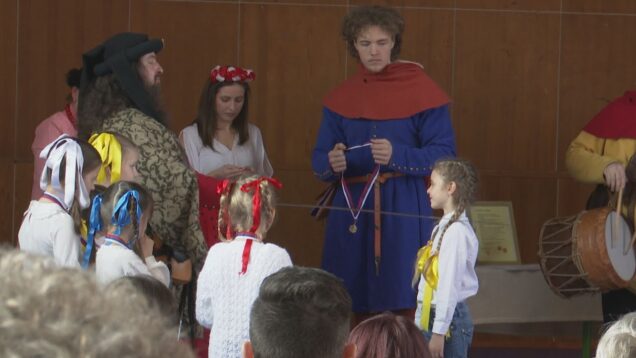 Už sa naučili všetky písmenká a čoskoro šlabikáre vymenia za čítanky. Prváčikovia tak mohli byť oficiálne a v plnej vážnosti pasovaný do stavu školského