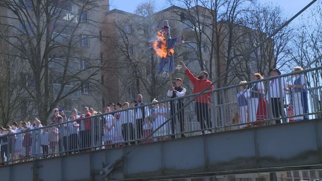 V Spojenej škole pre žiakov s vývinovými poruchami učenia si ctia zvyky a tradície. Spoločne a so spevom vyprevadili unavenú pani Zimu a odovzdali žezlo jari