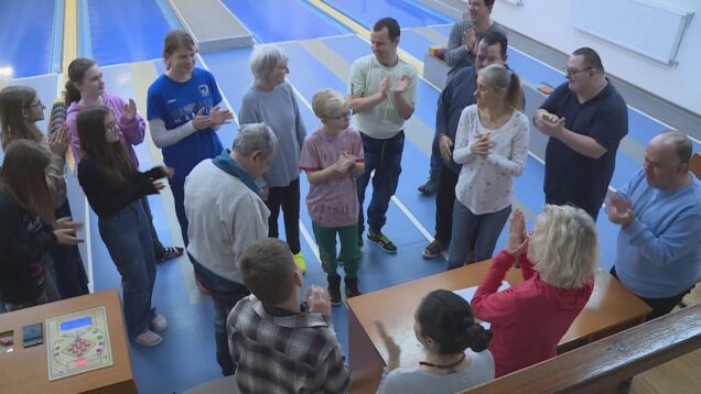 Žiakom Hurbanky sú predsudky cudzie. Kamarátov si našli aj medzi ľuďmi s mentálnym postihnutím a navzájom sa obohacujú. Napríklad aj na kolkárskom turnaji
