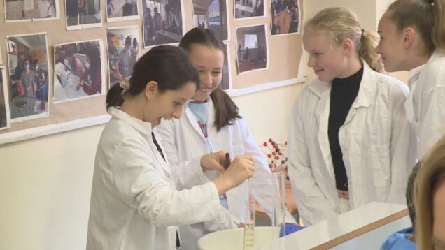 Ak sa v škole nachádza žiak, ktorý nemusí chémiu, po projektovom vyučovaní plnom objavov a pokusov si ju musel zaručene zamilovať