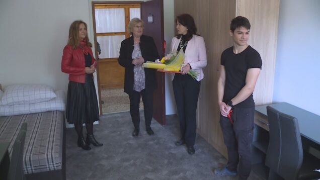 Martinskú priemyslovku navštevujú aj žiaci z iných miest. Dočasný domov našli na internáte, ktorého izby už poznačil čas. Vďaka „anjelom v sukni“ sa menia na nepoznanie