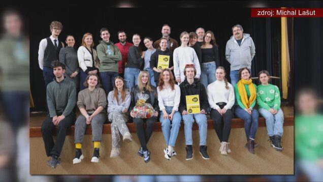 Neprofesionálne divadlo oslovuje mnohých divákov. Ochotníkom neprináša slávu ale radosť z hry