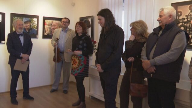 Reportážne fotografie a kresbové portréty znázorňujú známych hercov, režisérov aj spisovateľov