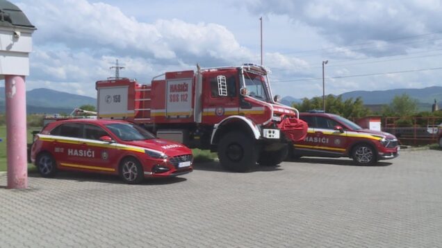 Hasičský kaplán požehnal jedno nákladné a dve osobné autá, ktoré hasiči využívajú pri záchrane ľudských životov a majetku