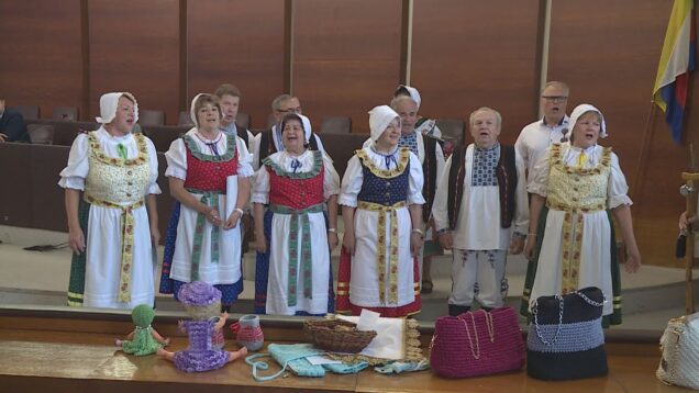 Hudba je pre nich balzamom na dušu. Stačili prvé tóny obľúbenej ľudovky,aby sa seniorom okamžite rozjasnili tváre. A o to viac,keď im prišli zaspievať aj deti
