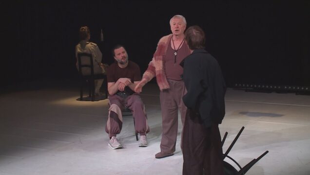 Inscenácia „Kolesá“, ktorá vznikla pod režisérskou taktovkou Jozefa Vlka vo viacerých aspektoch prekračuje štandardný repertoárový rámec kamenného divadla