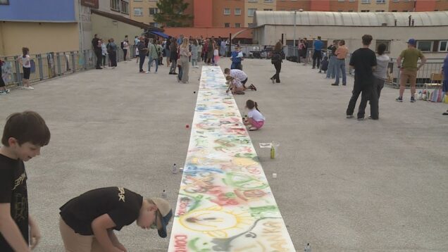 Maľovanie, tanec i hudba boli opäť bližšie k ľudom. Uprostred sídliska deti tvorili, tancovali a hrali na hudobné nástroje