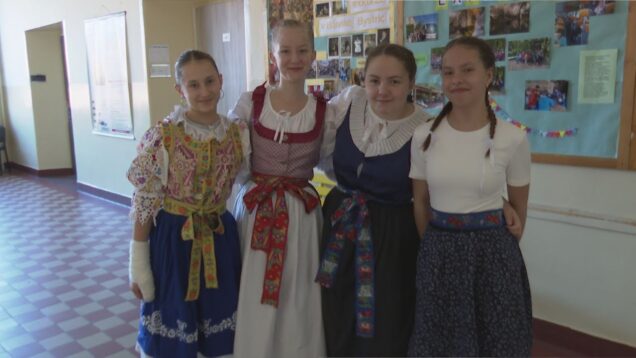 Na Festival slovenčiny sa obliekli žiaci do krojov a pripravili v škole slovenské raňajky. Na hodinu prišiel včelár aj výrobca fujár