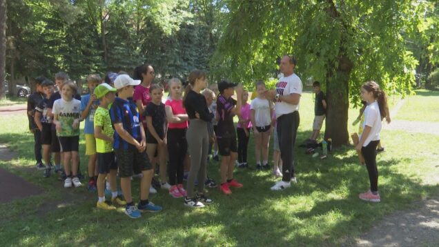 Na ,,Mudroňke“ sa športovalo. Deti 1. stupňa ukázali svoje atletické talenty v behu, skoku i hode