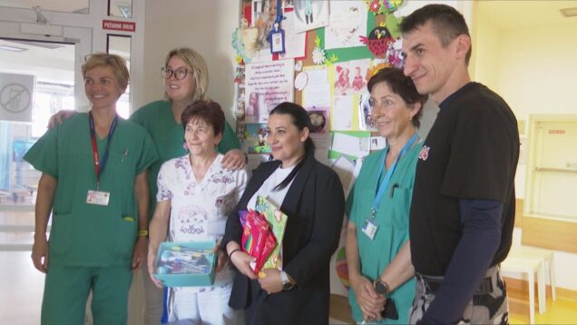 Oddelenie pediatrickej intenzívnej medicíny dostalo od motorkárov darčeky. Stolné lampy, množstvo fixiek a pasteliek