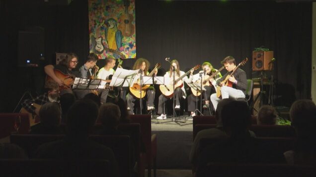 Predstavili sa gitaristi zo Súkromnej základnej umeleckej školy. Zneli piesne aj od hudobníka Petra Juhása