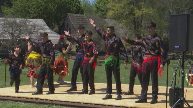 Snažia sa zachovať rómsku kultúru a tradície. Vedúci rómskych súborov vedú deti k poznávaniu rómského folklóru