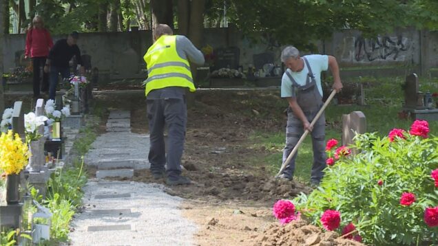 Sociálny podnik už pomaly finišuje s rozšírením kapacity urnových miest na cintoríne v Jahodníkoch. Práce realizujú zamestnanci, ktorí si vážia, že môžu byť nápomocní