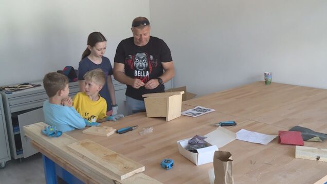 To najvzácnejšie, čo môžu rodičia darovať deťom je čas. A v Envirocentre ho strávili spolu výrobou búdok pre vtáčiky