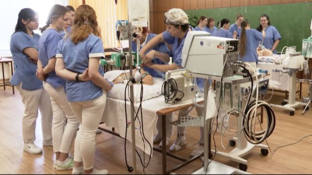 Budúce sestry a ošetrovateľky si skúšali odber krvi a resuscitáciu. Simulované zdravotné úkony na modeloch ich lepšie pripravia na prax v nemocnici