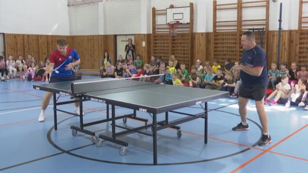 Exhibičný zápas v stolnom tenise predviedol deťom slovenský reprezentant Alexander Valuch spolu so svojím trénerom