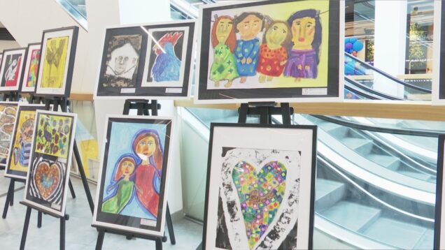 Možnosť na chvíľu sa zastaviť a nazrieť na svet úprimnými detskými očami ponúkla farebná výstava žiakov navštevujúcich výtvarný odbor SZUŠ Michaelliho