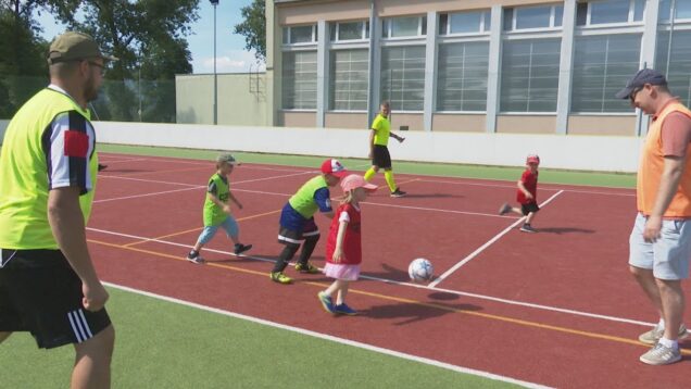MŠ Družstevná pripravila príjemné popoludnie pre celé rodiny. V hlavnej úlohe však boli ockovia, ktorí ukázali, ako im to ide s loptou. A rozhodca Adam Lilge sa s nimi nemaznal