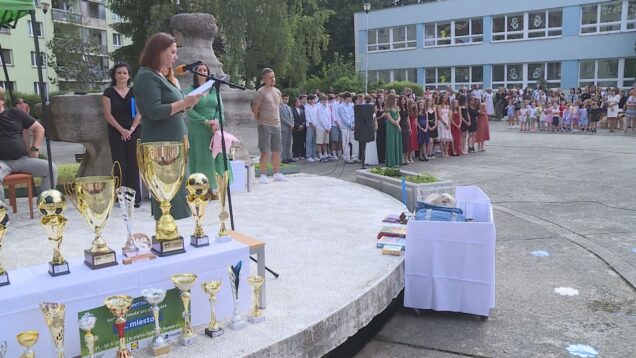 Pre ZŠ s MŠ Hurbanova bol tento školský rok prelomový a zároveň veľmi úspešný. Na cestu oddychu a letných dobrodružstiev prišiel všetkých vyprevadiť aj primátor mesta
