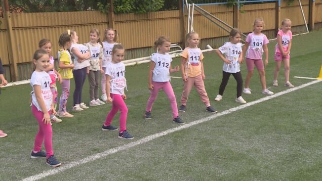 „Sme jeden tím“. S týmto heslom zahájili vo Vrútkach obľúbený jarný beh a najmenší škôlkari, žiaci, ale aj stredoškoláci ho naplnili do bodky