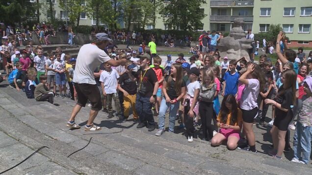 Super doobedie ukončili Hurbankáči diskotékou pod holým nebom. Do tanca hral obľúbený DJ Drozďo, spieval vynikajúci Juraj Hnilica a tanečný kroky učil skvelý Adam Kmeť