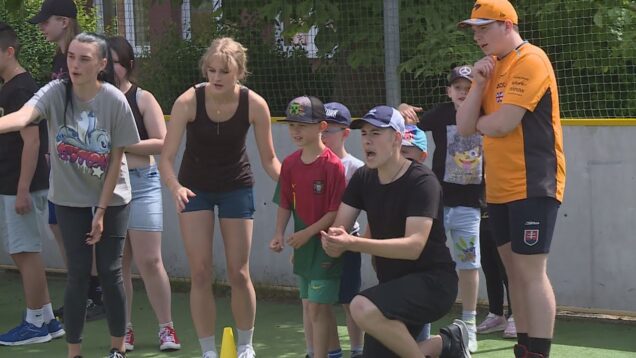 V ZŠ s MŠ Podhájska mal veľkú premiéru krásny projekt, ktorého hlavnou úlohou bolo priateľstvo, dôvera a spolupatričnosť veľkých deviatakov s budúcimi prváčikmi