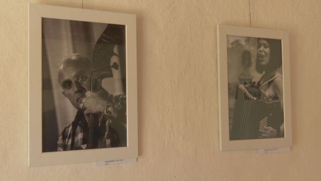 Známe osobnosti rómskej kultúry zachytil na 25-tich fotografiách. Portréty vyjadrujú emóciu priamo z vystúpení umelcov