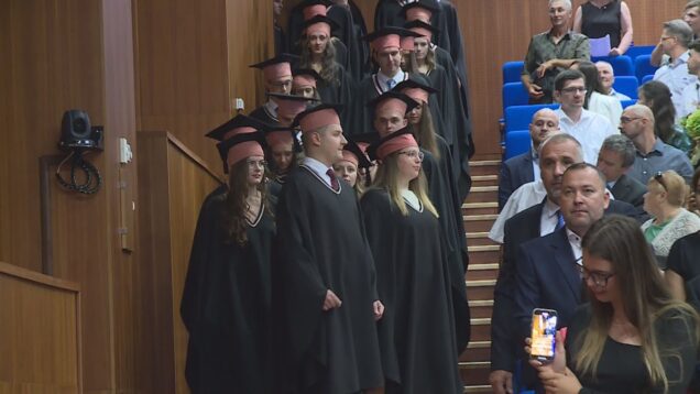 Šesť rokov bolo naozaj náročných, ale stáli za to. Absolventi JLF UK sa dočkali vytúžených promócií