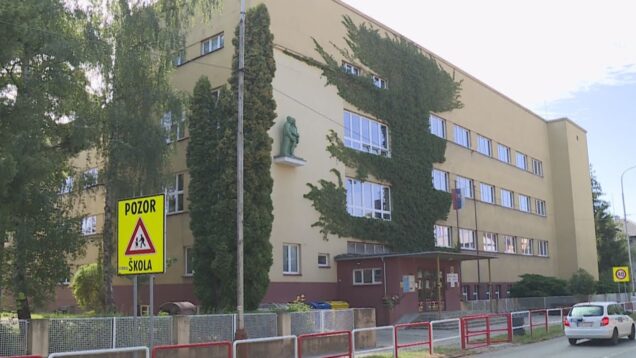 Škola v centre mesta prechádza čiastkovými úpravami. Opravené a bezpečné sú vstupné schody