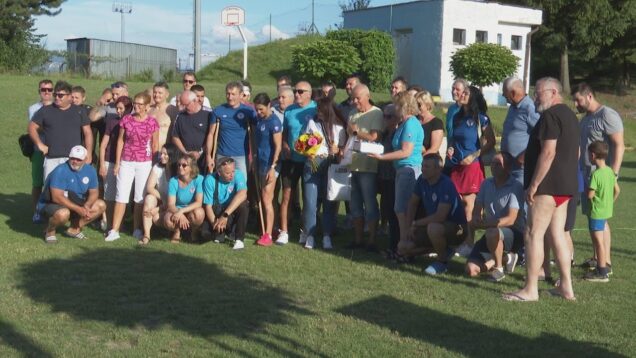 Súčasťou priateľského vodnopólového zápasu bývalých hráčov je aj oceňovanie. Do siene slávy plaveckých a vodných športov vstúpil Jiří Mikoláš