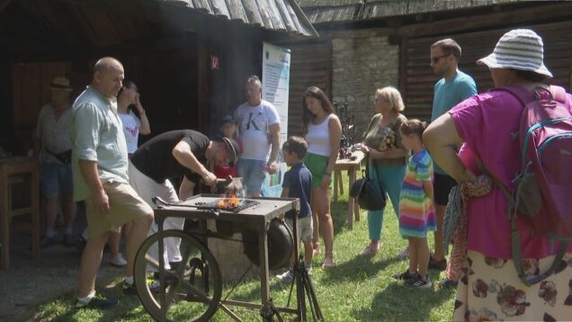Tí, ktorí zavítali do skanzenu, mohli nielen obdivovať tú krásu naokolo, ale aj spoznať každodenný život a prácu našich starých a prastarých rodičov