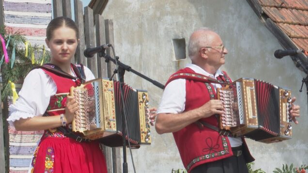 Turčianski muzikanti ale aj hostia rozveseľovali a roztancovali hrou na heligónke všetkých návštevníkov skanzena