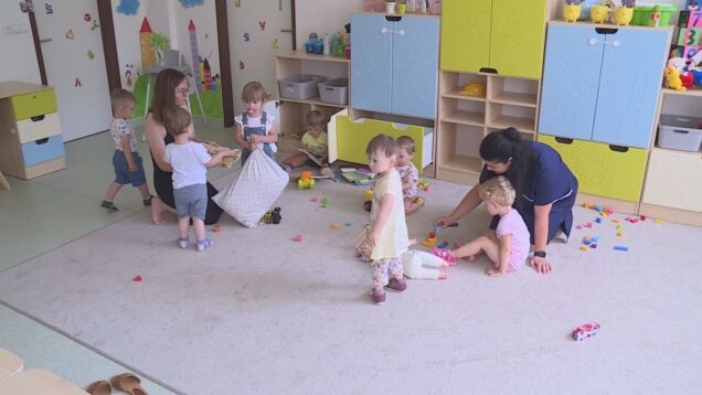 Každý deň napredujú a zažívajú šťastné chvíle svojho detstva. A ak rodičia ešte nemajú odvahu nechať v jasličkách svoj poklad na celý deň, využiť môžu aj poldennú starostlivosť