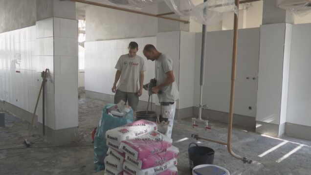 Komplexná obnova kuchyne, aj nové lavičky pred školou. Chceli by opraviť aj strechu telocvične