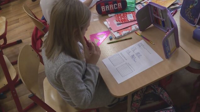 Škola už o pár dní začína. Rodičia musia siahnuť hlbšie do peňaženky. Zaplatia za zošity, školské pomôcky i nové oblečenie