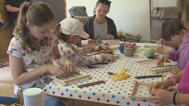 V skanzene si prezriete expozíciu a tradičným ľudovým postupom si môžete vyrobiť hračky, s ktorými sa hrávali naši prastarí rodičia